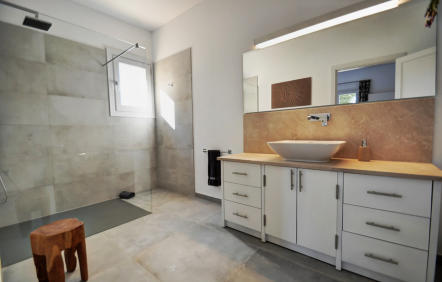 1. Badezimmer mit einem modernen Design und einer Regendusche 