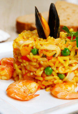 Mediterrane Restaunrants auf Mallorca. In dem Fall hier eine Paella mit Shrimps und Reis.