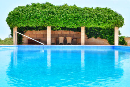 Exklusiver Pool mit Blick auf die überdachte Terrasse 
